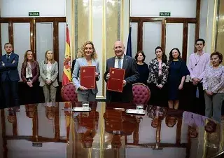 La presidenta de la Cámara Baja suscribe el acuerdo con el presidente de Fiapas (Fuente: Congreso de los Diputados)
