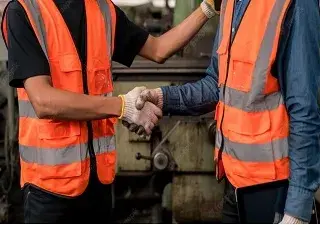 Dos personas llegando a un acuerdo y dándose la mano, objetivo que se persigue para poner fin al Empleo Segregado de personas con discapacidad