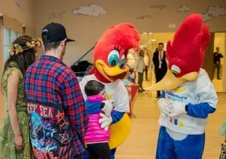 Fundación PortAventura jugando con niños