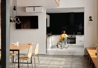 persona con discapacidad física en la cocina de su apartamento