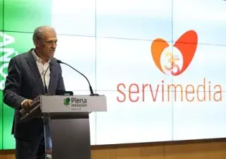 El director de Servimedia dando un discurso en un atril cuando fue a recoger el premio