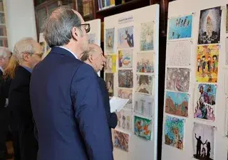 Gabilondo observa los dibujos premiados (Fuente: Defensor del Pueblo)