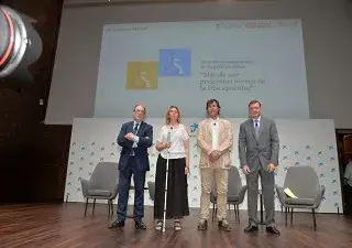 Foto de familia del momento de la presentación de la guía jurídica, donde aparecen de izquierda a derecha: Marc Simón, Virginia Carcedo, Gregorio Saravia y José Ángel Martínez Sanchiz