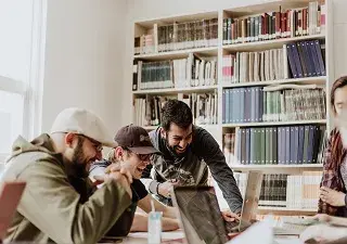 Personas con discapacidad intelectual estudiando mientras se ríen