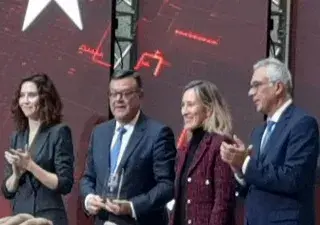 Recepción del galardón por José Luis Martínez Donoso y Almudena Alcaide, junto a Isabel Diaz Ayuso