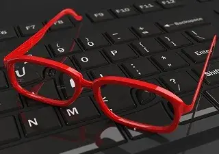 Unas gafas sobre un teclado de ordenador (Fuente: Servimedia)