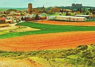Vista desde las afueras, de un pueblo y sus campos