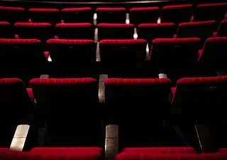 Asientos rojos de un teatro