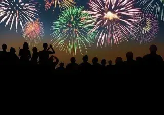 Banner con siluetas de personas viendo fuegos artificiales (Fuente: Oticon)