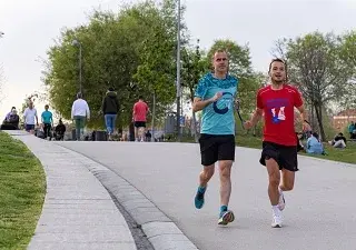 Jordi y su guía, entrenando para la maratón de Londres (Fuente: Jorge Villa/Servimedia)