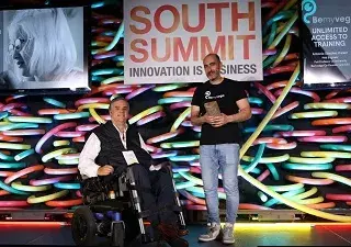 Momento en que Jesús Hernández Galán hace la entrega del galardón ‘Innovation and Social Inclusion Award’, al representante de la startup murciana BemyVega