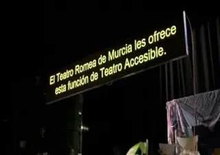 Detalle de subtítulo en una función accesible en el Teatro Romea de Murcia (Fuente: Teatro Accesible)