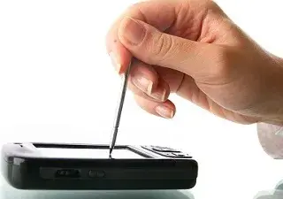 Persona con puntero anotando algo en un dispositivo digital