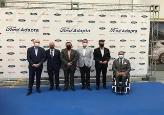 Foto familia de la presentación del Tour Ford Adapta