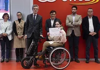Fotografía en la que se ve a una chica en silla de ruedas recibiendo el diploma (Fuente: Jorge Villa)
