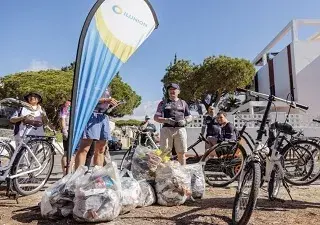 Uno de los momentos en que varios voluntarios de ILUNION Lavanderías terminan de recoger algunos de los residuos en Isla Cristina