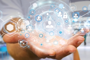 mano con diferentes luces e iconos de tecnologías y robótica asistencial