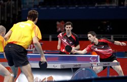 jugadores en partido de tenis de mesa