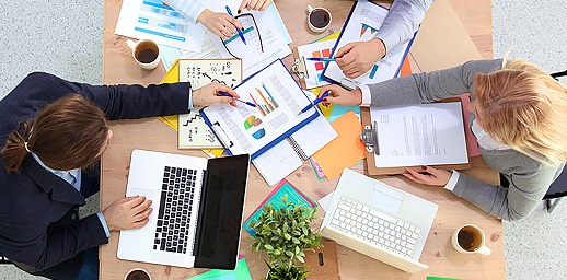 tipos de sociedad: autónomos trabajando asociados con otros, gráficos y portátil