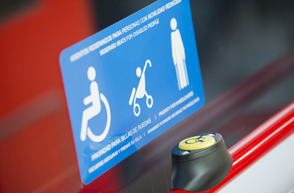 Símbolo de asientos reservados en ventanilla del tranvía de Zaragoza