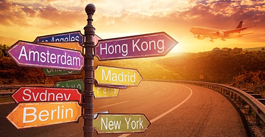 señales que indican destinos turísticos como Amsterdan, Madrid, etc y de fondo un avión y una carretera